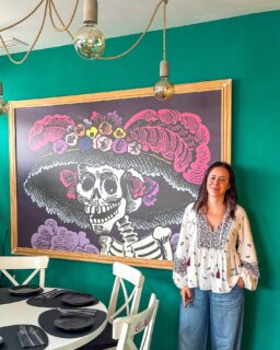 La semana pasada fuimos a probar el brunch de @toloache_mexicanfood en su local del Burgo. 

Una propuesta con acento mexicano que, como buenos amantes de su gastronomía, nos conquistó desde el primer bocado.

De lo que ofrecen nos decantamos por: 

🍸Mimosa y Sangre Azteca (Bloody Mary de Tequila) 
🥣 Yogur con fruta y amaranto 
🍳 Huevos revueltos con tomate y cebolla, y acompañados de tortillas y frijoles + salsa roja 🌶️
🌮 Quesadilla de queso y huitlacoche + salsa verde 🌶️🔥 y crema agria. 

Justo estos días, el local ya luce su Altar de Muertos, así que el cierre no podía ser más simbólico: pan de muerto casero, preparado especialmente para celebrar esta tradición mexicana, acompañado de un chocolate caliente 💀

Y para los más golosos, una concha recién hecha que combinó de maravilla con uno de sus cafés 😋

📍c/ Manuel Azaña, 1. O Burgo. 
🕐 Brunch los sábados 
💶 18€ con bollería, 21€ con tarta

 
 
#brunch #brunchmexicano #foodie #coruña #coruñasemueve
*𝘗𝘶𝘣𝘭𝘪/ 𝘪𝘯𝘷𝘪𝘵𝘢𝘤𝘪ó𝘯