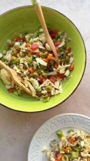 Hoy de mano de Coren @elmejorensucampo os traigo una receta súper fácil y perfecta para preparar con antelación: salpicón de pollo y huevo con productos Coren 🍴

300 g de pechuga de pollo cocida Coren
3 huevos cocidos Coren
50 g de aceitunas sin hueso
½ pimiento rojo
½ pimiento verde
Cebolla al gusto

Vinagreta:
50 ml de aceite de oliva virgen extra
40 ml de vinagre de sidra de manzana
Sal y eneldo

Y atentos, porque hay sorteo activo en las redes de @elmejorensucampo 👀
Tu receta con Huevos y Pollo De Corral te puede llevar a Martín Berasategui

Participa en el reto #CocinerosDeCorral en el Instagram @elmejorensucampo y gana un menú degustación en el Restaurante de Martín Berasategui.

#CocinerosdeCorral #Coren #recetafa #instagood #instafood #recetasconpollo #recetasconhuevo #coruña #galicia 
*Publi / AD