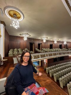 El miércoles fui al @teatrocolon_acoruna a ver @escenasdelavidaconyugal

Soy fan de Ricardo Darín @ricardodarinok desde que lo descubrí en Nueve reinas, y no me pierdo ninguna de sus películas, así que tenía muchísimas ganas de verlo en directo.

La obra es inteligente, divertida y muy humana, y gana muchísimo porque él es un actor enorme y en el teatro se reafirma aún más lo bueno que es.
Y su compañera, @andreapietranera, está simplemente brillante: tiene una naturalidad y una presencia que hacen que todo fluya con una complicidad impresionante.

Con mucho ingenio y sin filtros, la obra expone las contradicciones, reproches y pequeñas crueldades que surgen en una relación de pareja.

No intenta endulzar el amor, sino mostrarlo con ironía, sarcasmo y mucha sinceridad, lo que la hace tan auténtica.

Me encantó 👌🏻👏🏻