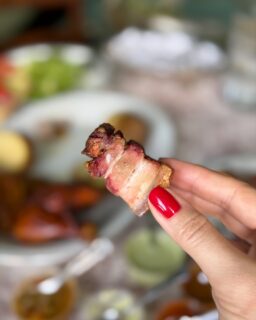 Hace unos días fui a @repoyo.rebueno para probar sus pollos asados a la leña (marca Rivadulla, gallegos y sin antibióticos) y me los llevé a casa de mis padres.
El pollo estaba muy bueno, las patatas también, y las salsas daban bastante juego, la de mantequilla omi y la de jalapeño fueron las favoritas.

El local lleva unos ocho meses abiertos en Coruña y, además del pollo, también preparan codillo y torreznos. 
Y si te apetece mientras te preparan el pedido, puedes tomarte algo en el local. 

Una opción práctica para días sin ganas de cocinar, con producto gallego y ese toque de horno de leña que siempre suma 😋 

📍Avd. Finisterre, 106 

#coruña #coruñasemueve #coruñacity #coruñamola #productogallego #comidaparallevar #polloasado 
*Publi / Invitación