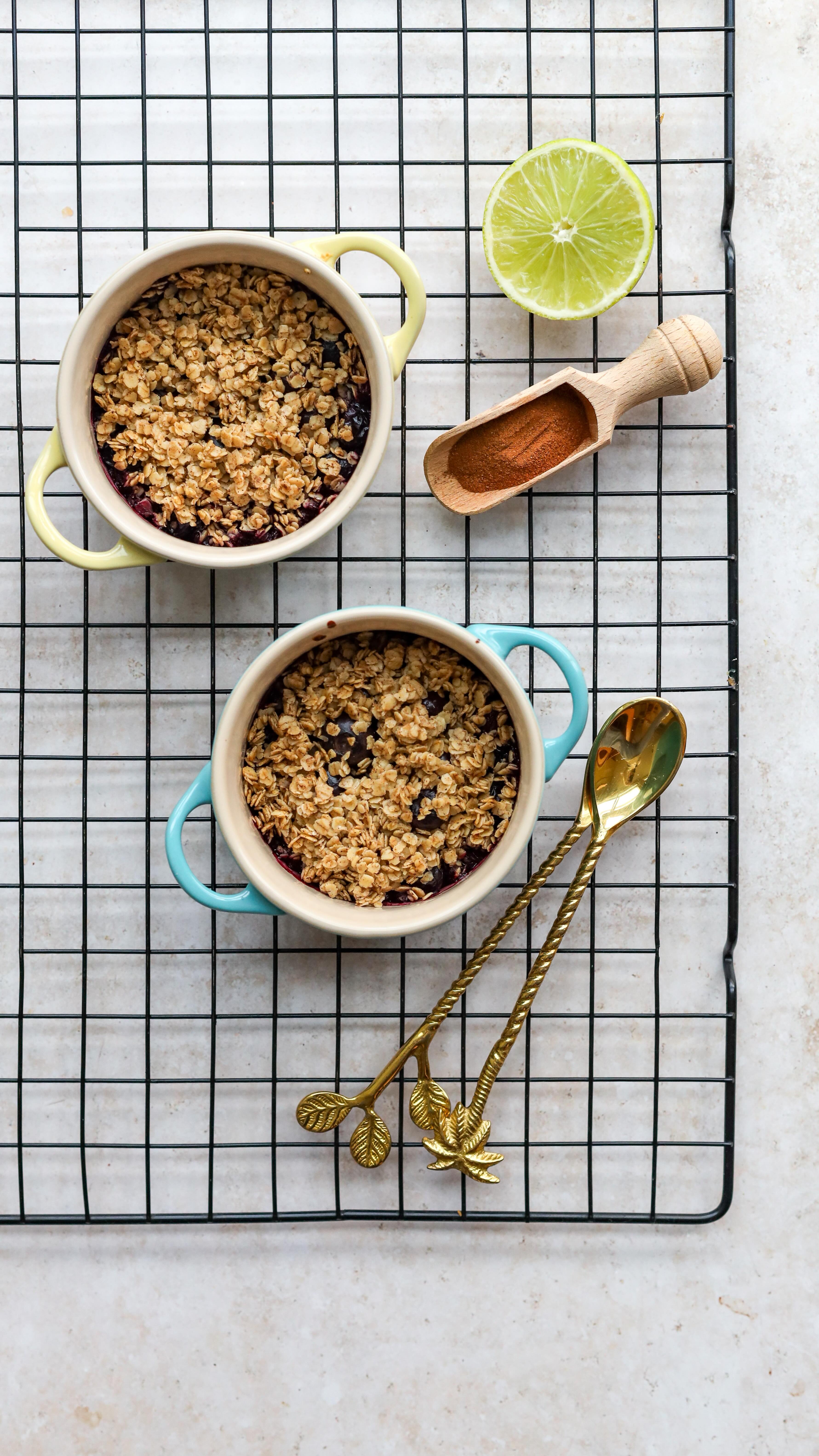 ¿Sin ideas para la merienda? Hoy os traigo una receta súper sencilla de arándanos y avena al horno. 

Para 2 bowls de 250 ml cada uno necesitarás:

*160–180 g de arándanos
*Un chorrito de zumo de limón 
*40 g de copos de avena
*¼ cucharadita de canela
*14 g de aceite de oliva virgen extra
*Pizca muy pequeña de sal

Opcional, para más crujiente: 8–10 g de mantequilla fría. 

Precalienta el horno a 190°C.
Reparte los arándanos en los bowls y mezcla con el limón.

En un bol, mezcla la avena, la canela y la sal. Añade el aceite y remueve hasta obtener una textura arenosa.
Cubre la fruta sin presionar y, si quieres, añade la mantequilla por encima.

Hornea 25–30 minutos, hasta que burbujee y esté dorado.

Todos los ingredientes los consigues en @gadis.supermercados 

*Publi / AD