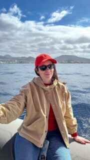 Y un año más regresé a Tenerife a trabajar grabando contenido para mi clienta de redes sociales @whalewatchtenerife 

En el vídeo salen calderones tropicales (las estrellas de Adeje pues son unos 400 residentes en la zona) y delfines moteados, una especie migratoria que visita estas aguas en diferentes momentos del año.

Cada salida al mar es distinta.
Nunca sabes exactamente qué vas a encontrar, pero siempre hay algo que te recuerda lo extraordinario que es este ecosistema.

Trabajar ahí, junto a biólogos, observando cetáceos en libertad y ayudando a contar su historia, es uno de esos privilegios que siguen emocionándome cada vez que vuelvo. 

whalewatchtenerife.org