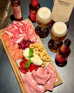 🇮🇹Mañana lunes 9 es el Día Mundial de la Pizza y @grosso_napoletano lo va a celebrar a lo grande! 🍕
Regalan 50 pizzas Margherita para llevar en todos sus restaurantes a partir de las 20:00 

Nosotros fuimos anoche porque como sabéis somos muy fans de la pizza napolitana y la de Grosso nos encanta 😋 

Tomamos: 

*Tagliere della casa
Treccia (trenza) de mozzarella de búfala, coppa, salame piccante, salame napoletano, mortadella tartufata, aceitunas, tomate seco y taralli. 
Sujeto uno en la segunda foto y son típicos de la región de Puglia. 

*Pizza Alba al Tartufo 
Inspirada en la ciudad de Alba (famosa por el tartufo bianco), en la región de Piemonte, y elaborada con base tartufata, mozzarella fiordilatte, champiñones frescos, coppa crujiente y albahaca.

*Pizza Quattro K 
Base bianca con Gorgonzola, provola fresca ahumada, Pecorino, lascas de Parmigiano Reggiano y albahaca.

*Postre: Albero di zia Lucy
Crema de nata semihelada con polvo de galleta. 

Lo dicho, disfrutamos mucho y la atención es siempre buena. 
Si todavía no has probado sus pizzas, mañana tienes la excusa 😉 

*Publi / Invitación
#pizza
#coruña
#mangiarebene 
#buonappetito