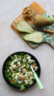 Sigo disfrutando de las ensaladas también en otoño y en esta ocasión le doy un toque más de esta temporada con una que lleva pera, queso azul y nueces. 

Me fui a @gadis.supermercados a por los ingredientes: 

•50 gr de queso azul, en trozos
•Unos 20 gr de rúcula
•2 peras
•Un puñado de nueces
•AOVE

🍐Preparación:

Pela y corta en trocitos las peras. Reserva. 
En un plato pon rúcula y añade el resto de ingredientes. Aliña con AOVE.

Buon appetito! 

#coruña #ensaladas #cenafacil #recetarápida #instafood #instagood *Publi / AD