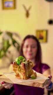 Probar algo distinto en pleno centro siempre apetece. @artabrobrioche propone una carta entera pensada para saborearla en brioche, con combinaciones muy diferentes entre sí.

Nosotros probamos dos, que os enseño en el vídeo, y que nos encantaron. 
La atención también fue muy buena, así que el conjunto funciona genial.

¿Preparadxs para descubrirlo?

📍Calle Santa Catalina, 10
🕐 Abierto de lunes a jueves de 8:30 a 17:00; viernes y sábados también de 19:30 a 0:00 (domingos cerrado)
👌🏻Opción sin gluten
🐾 Local dog friendly

#planescoruña #comerencoruña #coruña #coruñasemueve #coruñacity #hosteleriacoruña 
*Publi / AD