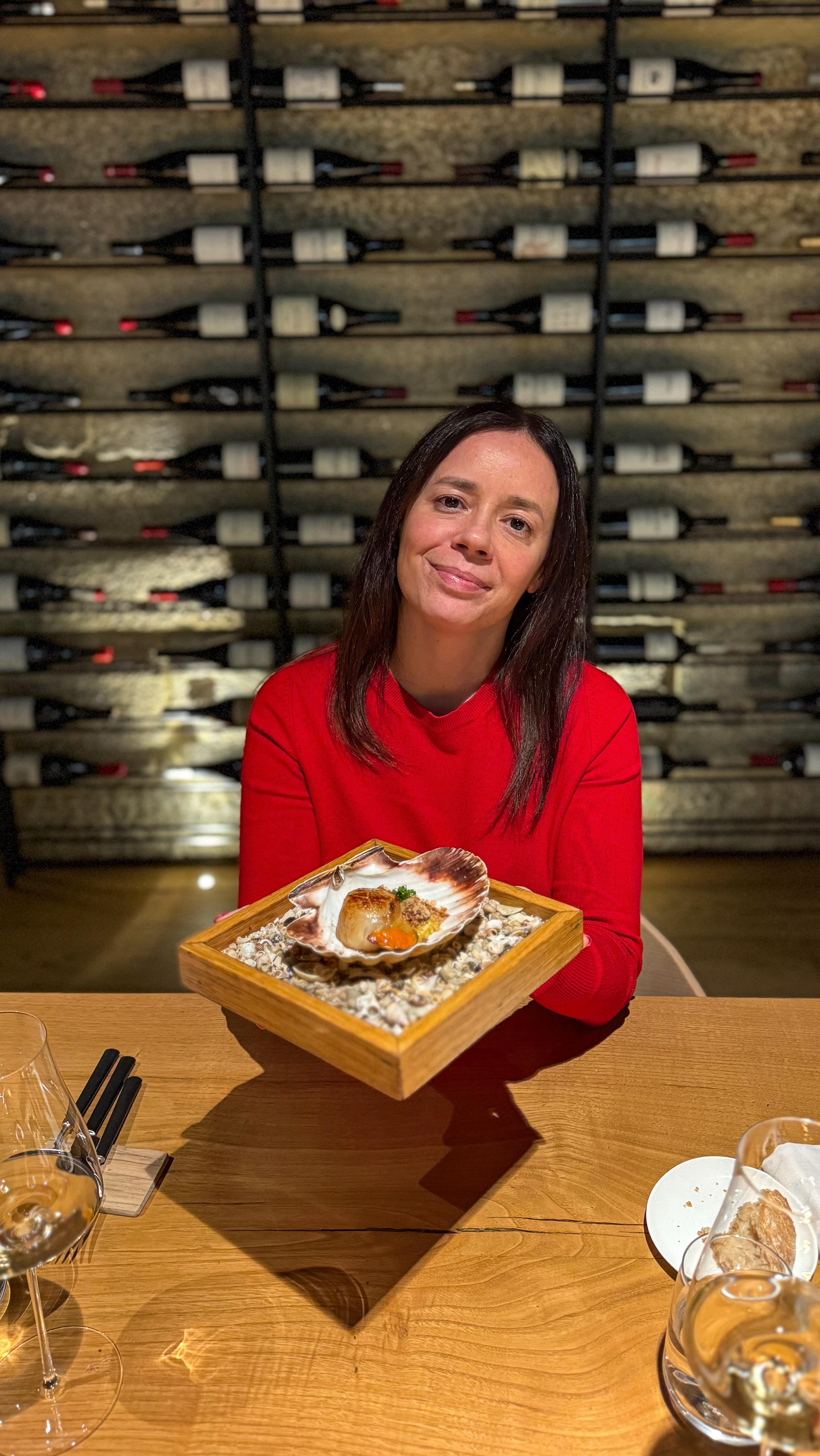 Hay cenas que se disfrutan sin prisa, y la del @palaciodelaoliva fue justo así. Cocina abierta, platos que llegan con muy buen ritmo y una selección de vinos que acompaña la noche de principio a fin.

El ambiente, la sala y la atención hacen que todo fluya con naturalidad, de esas experiencias que recuerdas con ganas de volver.
Un sitio más que recomendable 👌🏻

El menú:

•Bienvenida con tapenade
•Crujiente de arroz, cremoso de merluza, espuma de aceite de ajo y codium en polvo 
•Tosta de hojaldre de pimiento asado y confitado, sardina con toque ahumado y emulsión de mahonesa de piparra 

•Vieira curada en alga kombu, con crema de cebolleta y azafrán, duxellle de champiñones y migas de cecina 
•Huevos con foie, trufa y setas 
•Costilla de vaca a baja temperatura (65 grados) con golpe de josper y bañada en su propio jugo

•Tarta de queso San Simón al horno
•Tarta de chocolate negro con naranja 
•Sitta Pereiras

Palacio de la Oliva
📍c/ de la Oliva, 2
Casco Vello, Vigo 

#vigo #hosteleriadevigo #comerenvigo 
*Publi /