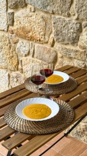 Una receta sencilla, de esas que reconfortan cuando refresca.
Durante mi estancia en @osmiguelinos, uno de los días preparé esta crema de lenteja roja y boniato: suave y con mucho sabor.

Lleva solo unos pocos ingredientes que puedes encontrar fácilmente en @gadis.supermercados
 •250 g de lenteja roja
•2 puerros
•1 boniato grande
•Sal al gusto
•Un buen chorro de aceite de oliva virgen extra 
•Agua o caldo vegetal suficiente para cubrir las verduras (yo suelo usar caldo, pero ese día se nos había acabado).

#recetafacil #cocinacasera #saboresdeinvierno 
*Publi / AD