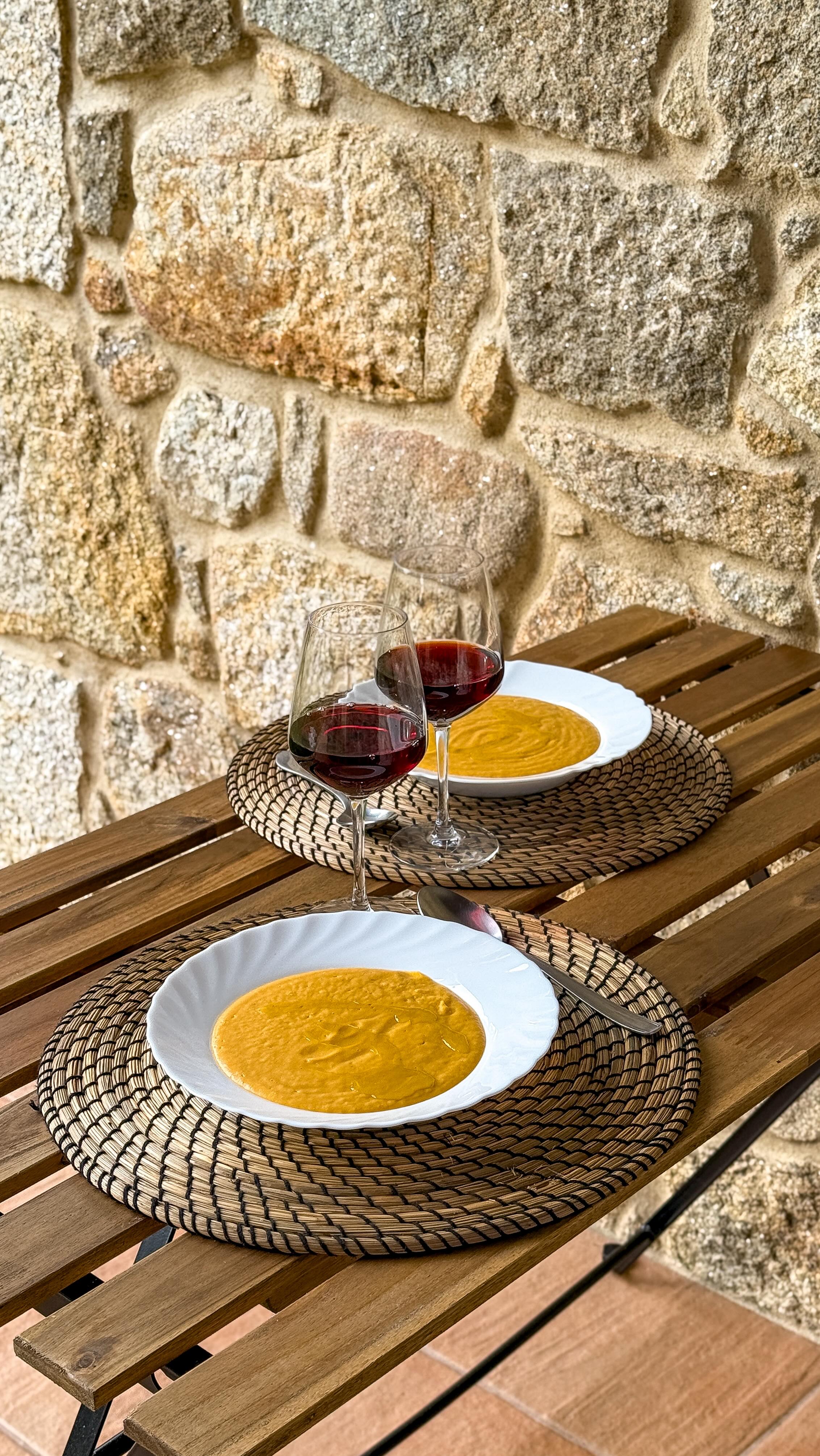 Una receta sencilla, de esas que reconfortan cuando refresca.
Durante mi estancia en @osmiguelinos, uno de los días preparé esta crema de lenteja roja y boniato: suave y con mucho sabor.

Lleva solo unos pocos ingredientes que puedes encontrar fácilmente en @gadis.supermercados
 •250 g de lenteja roja
•2 puerros
•1 boniato grande
•Sal al gusto
•Un buen chorro de aceite de oliva virgen extra 
•Agua o caldo vegetal suficiente para cubrir las verduras (yo suelo usar caldo, pero ese día se nos había acabado).

#recetafacil #cocinacasera #saboresdeinvierno 
*Publi / AD