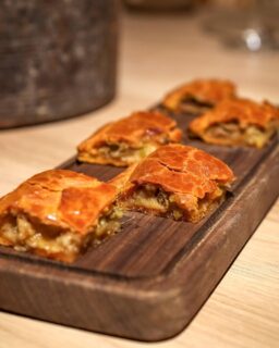 Hace unos días asistí en Coruña a la ya tradicional cata de presentación de los rellenos navideños de @la_empanada_viajera 

Vinos, conversación y empanadas recién hechas en el obrador de @pablo_pizarro78 para descubrir los sabores para estas fiestas y que se pueden probar y/o encargar desde hoy:

• Pulpo
• Chantarela con queso
• Vieira al ajillo
• Centollo
• Capón relleno
• Jabalí con setas

Mi empanada favorita fue la de capón: jugosa y súper sabrosa. Sin duda no faltará en la mesa durante la Nochebuena 😋

#coruña
#cata
#empanada
*Publi / Invitación