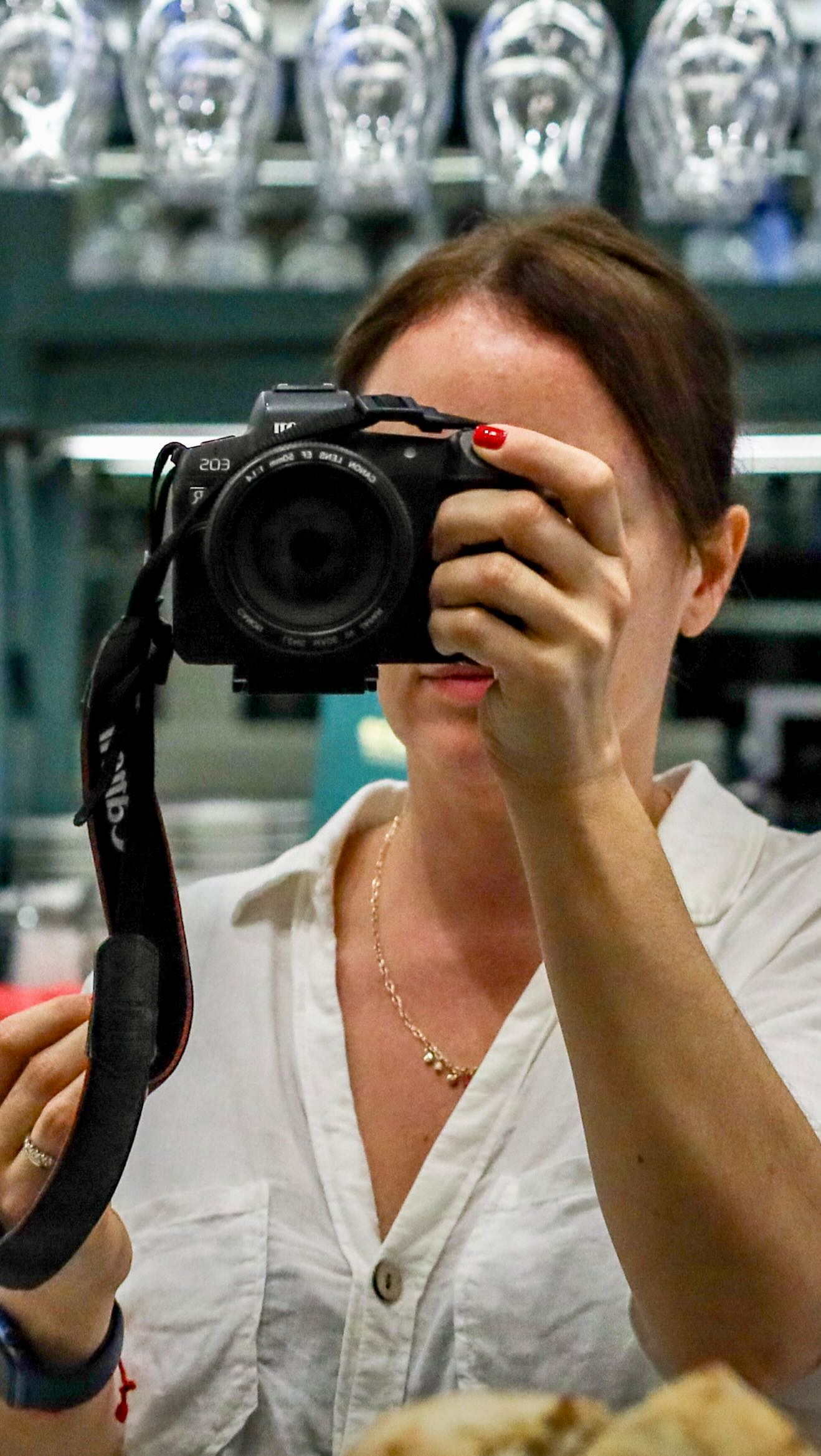 Hace unos días estuve grabando en @flor.deazucar49, un nuevo local en Coruña, situado en el barrio de Matogrande. 

Allí, Cindy me mostró uno de los platos navideños más emblemáticos de su país, Venezuela: una receta cargada de tradición y memoria familiar.   
Se lo podéis encargar estas fiestas.    
   
📍Calle Juan Díaz Porlier, 9    
 
#coruña 
#hosteleriacoruña 
#pandejamon 
*Publi / AD