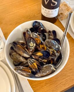 El domingo pasado tuve comida familiar de 9 y nos juntamos alrededor de una mesa de las que no fallan en Coruña: @laescondita_coruna

Un clásico de la ciudad al que siempre apetece volver y más cuando hay motivo para celebrar.

Éramos varios y pasó lo que suele pasar cuando el sitio gusta: varios pedimos lo mismo.

Empezamos compartiendo:
•Mejillones a la brasa
•Croquetas de puerro 

Después llegaron los principales:
•Lubina a la brasa
•Paletilla de cordero lechal
•Solomillo de vaca
•Tacos de atún rojo

Y para rematar, los postres:
•Brioche
•Copa Escondita
•Cañitas rellenas de crema cubiertas de chocolate
•Queso manchego
•Cremoso de queso do Cebreiro en salsa de membrillo

Una comida larga, tranquila y muy de disfrutar, como mandan los clásicos 👌🏻

#comerencoruña
#coruña 
#foodie