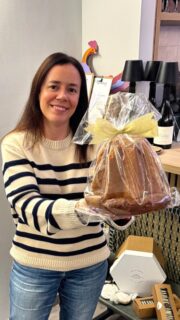 Ayer estuve en la cata de dulces navideños de @panecanela_ Es el segundo año que la realizan e intento no fallar porque adoro el dulce. Y eso que este año arranqué ya con los panettoni en noviembre... pero de perdidos al río 🙊
  
Probamos clásicos de su obrador que presentó el año pasado (almendras, polvorones, turrones, roscón... también con nuevos sabores) y otras cosas ricas que trajo de novedad como el pandoro y el panettone.   

¡Todo un festín para mi paladar! 😋  
¡Gracias! 💫
  

  📍 @rodolfus.gal 
#planescoruña  
#navidades  
#coruña   
*Publi / Invitación