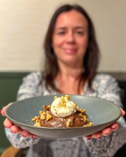 Hay tantos locales abriendo últimamente que, como soy curiosa por naturaleza, llevo meses recorriendo novedades y repitiendo muy poco.

@buxo_taberna no es exactamente nuevo pero sí lo era para nosotros. Fichado para ir desde hace tiempo, fuimos durante el puente de la Constitución. 

Me había llamado la atención un par de cosas de su cuenta de Instagram y le dije a Thomas: tenemos que ir a probar este sitio, me tiene muy buena pinta. 
Y mi instinto no me falló 😂

*Bienvenida con mantequilla de ajo y pimentón 

*Crema de setas, yema de huevo curada y sal de jamón 🔝
*Albacora marinada, ajo negro, puerro y aceitunas Kalamata 🔝
*Calçots escalibados, romesco y queso galmesano. 

*Callos a la madrileña con patatitas fritas 🔝 
*Albóndigas de jabalí, trompeta negra y patatitas 🔝

*Ganache de chocolate y nueces con helado de almendra 🔝

Está en Cambre, a unos 20 minutos del centro de Coruña, cuenta con poquitas mesas y una carta que nos cuenta Iván, dueño y chef, que cambia a menudo. La podéis ver siempre actualizada en sus stories destacados. 
Opción buena a destacar: podéis pedir medias raciones (nosotros lo hicimos en un par de platos) y así probar más cosas. 

En resumen, local perfecto para quienes disfrutamos de ambientes tranquilos donde nada sobra y todo suma.
Una primera vez que nos ha dejado con muchas ganas de volver.

#detemporada
#comerbien 
#foodie