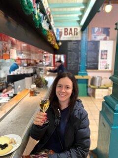 Un plan sencillo de viaje que me gustó especialmente en San Juan de Luz: su mercado de abastos. 

Una copa de vino en el bar del mercado, algo para picar y pasear y comprar en los puestos. Nos hemos llevado quesos, especias, patés… donde todo apetece. 

Me encantó el ambiente, lo cotidiano que es todo y esa sensación de estar viendo la vida local tal cual. Abre todos los días del año de 7:00 a 13:00, así que es fácil encajarlo en cualquier mañana.

📍Les Halles de Saint Jean de Luz