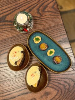 Cena de Nochevieja (Réveillon) en @restaurantxaya, en Saint-Jean-de-Luz, con la cocina de Frédéric Grobost al frente. 
Una propuesta muy personal, basada en producto, técnica y equilibrio, con una mirada contemporánea a la cocina francesa clásica.

*Canapés de bienvenida

*Vieira con calabaza butternut 
*Medallón de bogavante y tortellini de cantarelas
*Lomo de rodaballo, alcachofa melosa y salsa holandesa

*Oca en tres cocciones con risotto de apio
(El solomillo marinado y asado, el muslo confitado y el cuello relleno)
*Raviolaccio (ravioli grande) de carrillera

*Queso de Brévi
*Limón helado, cremoso de yuzu, pâte sucrée y piel confitada

*Floc rosado + mignardises 

Cocina francesa precisa, elegante y muy bien medida, que nos encantó para despedir el año y en un ambiente top.