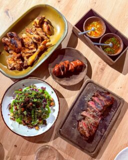 Hemos vuelto a @magoya_coruna 😁
Es uno de nuestros favoritos de la ciudad: nos gusta el ambiente, la parrilla y el trato siempre es muy bueno. 

Además, hay novedades en carta, así que ahí teníamos la excusa para regresar. 

*Bienvenida con mantequilla ahumada, AOVE, empanada de @la_empanada_viajera y pan de masa madre de @panecanela_

*Chorizo criollo, que nunca falla
*El pollo. Lo pido siempre. Siempre. Con esa salsa anticuchera que no me puede gustar más. 
*Bife de vacío de wagyu argentino. 

*Berenjena asiática (novedad en carta) 
*Ensalada de bimi y kale (novedad en carta) 

*Tarta de queso de dulce de leche: otra novedad  y, además, también la han puesto en opción para llevar. Peligro real. 

Una vez más disfrutamos un montón y las novedades nos han encantado 👌🏻 Por eso seguimos volviendo ☺️