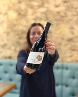 Anoche nos acercamos a probar dos de las propuestas de Coruña en Copa, la iniciativa de @corunacocina que une cocina de invierno y el vino Pizarra y Esquistos de @pontedaboga

Probamos dos platos muy distintos, pero perfectos para este tiempo:

En @charlatancoruna, un arroz de osobuco con verduritas que nos encantó: súper sabroso. 

En @ultramarinos_galera, huevos rotos con langostinos, una combinación muy rica con patatas Bonilla. 

La propuesta sigue en marcha hasta este domingo 8 de marzo, así que aún queda tiempo para descubrir lo que han preparado los cocineros de la asociación 😉

Consulta los platos en stories destacados de @corunacocina

*Publi / Invitación