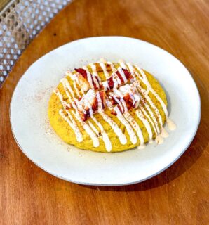 Hay sitios a los que regresas porque sabes que son éxito asegurado y @laratona_malpica es de esos.
Volvimos estos Carnavales, justo un año después de nuestra primera visita. 
Recordábamos una comida muy buena, un ambiente agradable y un servicio cercano y profesional. Y teníamos curiosidad por probar nuevas opciones:

*Bienvenida con mantequilla de pimentón y cremita de calabacín. 

*Croquetas de gambón 🔝 
*Calçots, que siempre apetecen cuando es temporada. 
Nos encantan. 🔝

*Tortilla con bogavante 🔝
*Zorza de merluza con patata y berza.

Salimos con el estómago contento. De esas comidas largas, de conversación tranquila y mesa sin mirar el reloj.
Y con la sensación de que merece la pena volver cuando un local se mueve, cambia y sigue sorprendiendo.