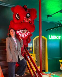 La ciudad sigue sumando nuevas aperturas gastronómicas 🍜 
Esta semana hemos probado @laowai.es, un restaurante de cocina callejera asiática, que abrió a finales de abril y que, por cierto, significa “forastero” en chino.  
 
La propuesta mezcla platos pensados para compartir, sabores intensos y referencias a distintas cocinas asiáticas en un espacio con mucha personalidad visual: mesas estampadas, neones, colores saturados y una estética muy reconocible ya desde la calle.  
 
Probamos:  
*Gyozas Malasia, cocidas en aderezo malasio 
*Bulgogi Roll, rollitos de ternera con salsa bulgogi 
 
*Kaeng Massaman, curry tailandés con leche de coco, cebolla, patatas, carrilleras y cacahuete.  
*Pad Thai, este con brotes de soja, verduras, pollo, langostinos y tofu frito.  
 
*Flan de sésamo negro 
*Zumo de guanabana 
 
 
📍Calle Franja, 19
🐾 Local dog friendly

*Invitación