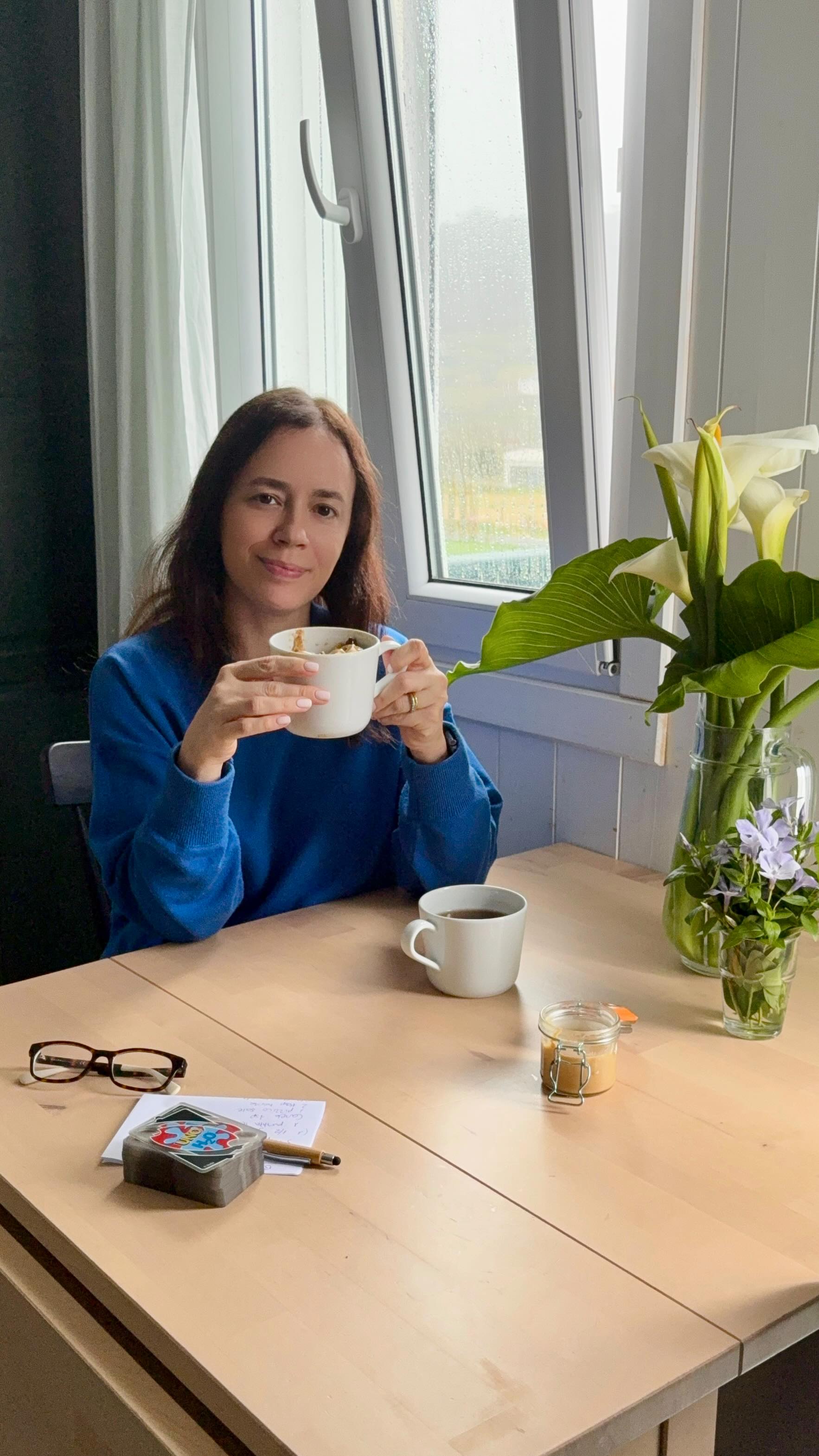 Banana bread rápido, en taza y al micro

1 huevo
Medio plátano (maduro mejor)
3 cucharadas leche 
2 cucharadas harina avena 
1 cucharadita levadura 
1 cucharadita canela
Una pizca de sal
Un puñado de pepitas de chocolate

La otra mitad del plátano en rodajas y crema de cacahuete por encima (cantidad al gusto) 

Deja reposar y al microondas 4 minutos a 800W.