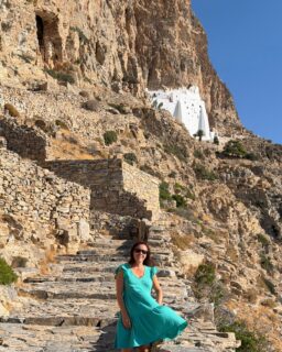 El monasterio de Hozoviotissa, suspendido sobre los acantilados de la isla de Amorgos, es uno de los lugares más impresionantes de las Cícladas. 
 
Fundado en el siglo XI y construido a más de 300 metros sobre el mar, se llega hasta él después de subir alrededor de 300 escalones. 
 
Blanco, estrecho y prácticamente fundido con la roca, parece imposible que lleve casi mil años ahí. 

(Se puede visitar por dentro, pero no grabar. Los monjes te invitan a raki y agua al finalizar la visita)