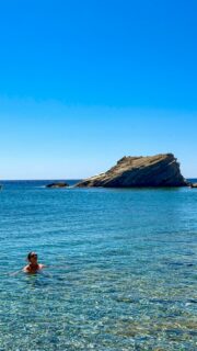 Desde la bahía de Agali, un pequeño barco taxi te lleva hasta algunas de las playas más bonitas de la isla de Folégandros 💙 
Nosotros elegimos Agios Nikolaos.