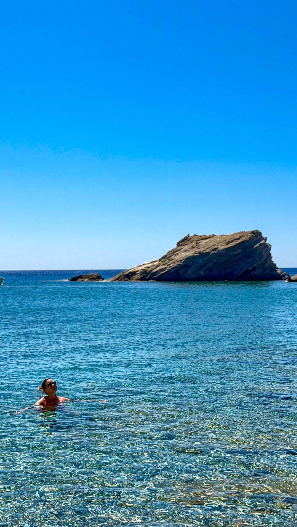 Desde la bahía de Agali, un pequeño barco taxi te lleva hasta algunas de las playas más bonitas de la isla de Folégandros 💙 
Nosotros elegimos Agios Nikolaos.