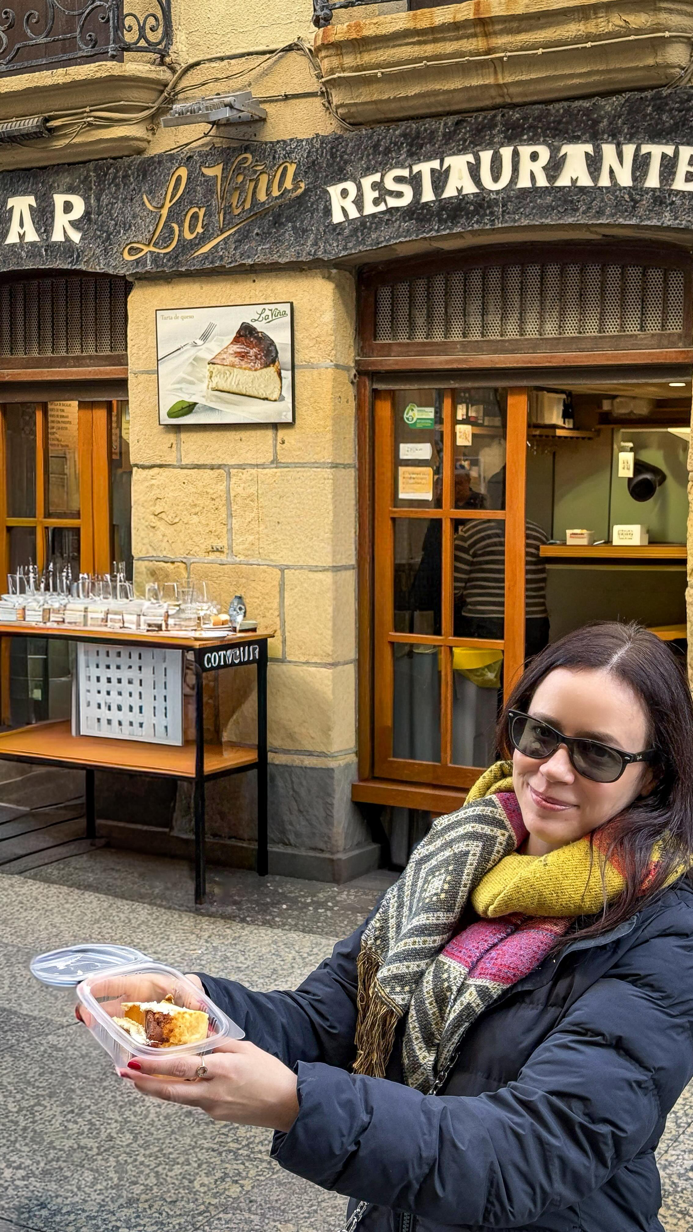Empecé el 1 de enero probando por primera vez la famosa tarta de queso de La Viña (San Sebastián).  
Creo que mi cara lo dice todo, ¿no? 🙊 🤭