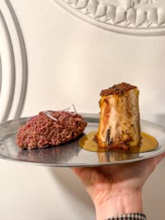 “Aquí siempre hay algo que apetece”, así define @alvarovictorianochef su nuevo @bodega.1981 (anterior Peculiar). 
Local con identidad clara, propuestas con carácter, precios más que correctos y un ambiente que acompaña 👌🏻 

 
Estuvimos el martes, el día de la apertura, @thomaspinna y @treatoreat, y pedimos: 

*Ensaladilla rusa con pulpo a la gallega. 
Finalista campeonato de España 2018. 

*Calamares fritos a la andaluza

*Aguacate a la llama, con gamba blanca y mango fresco

*Steak tartar de vaca gallega con tuétano asado 

(Bienvenida con aceitunas y final con filipinos de licor café) 

 
 
😋 ¡Volveremos a probar más opciones!