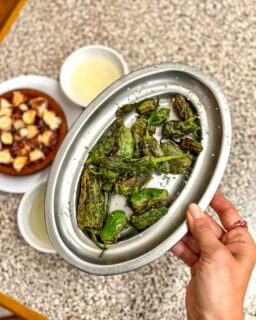 Sin plan en Coruña para el sábado noche de Semana Santa, se nos ocurrió volver al Fiuza después de bastante tiempo.

Con una carta corta y sin vueltas (la podéis ver al final del carrusel), pedimos pulpo, pimientos de Padrón, un par de tablas de embutido y vino de la casa.
Para el postre nos recomendaron la tarta de queso al horno y acertaron de pleno. 

Además, destacar el servicio, de los que te hacen sentir a gusto desde que entras.