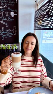 Da gusto ir a sitios donde te reciben con una sonrisa desde que entras y hasta que te vas. Y si, además, se come rico, ya tienes un sitio al que volver. 
Os hablo de @dunes_samil (delante de la Playa de Samil, Vigo). 

De su variadísimo brunch, elegimos esto:

*Bocado poché: tortitas con salmón ahumado, aguacate y huevo poché 🔝

*Bagel paradise: bagel con pechuga de pollo, queso cheddar, rúcula y miel- mostaza 🔝

*Bagel mustardiosa: bagel con queso crema, salmón ahumado, rúcula, con salsa mostaza y mahonesa 🔝

*Huevos benedictinos: pan artesano o bagel con bacon, huevos poché y salsa holandesa 🔝

*Smoothie de fresa
*Cappuccino 
*Americano
*Frappé 

Además, cuenta con una amplia terraza, cocina ininterrumpida de 9:00 a 23:00 y son dog friendly! 🐾

*Publi