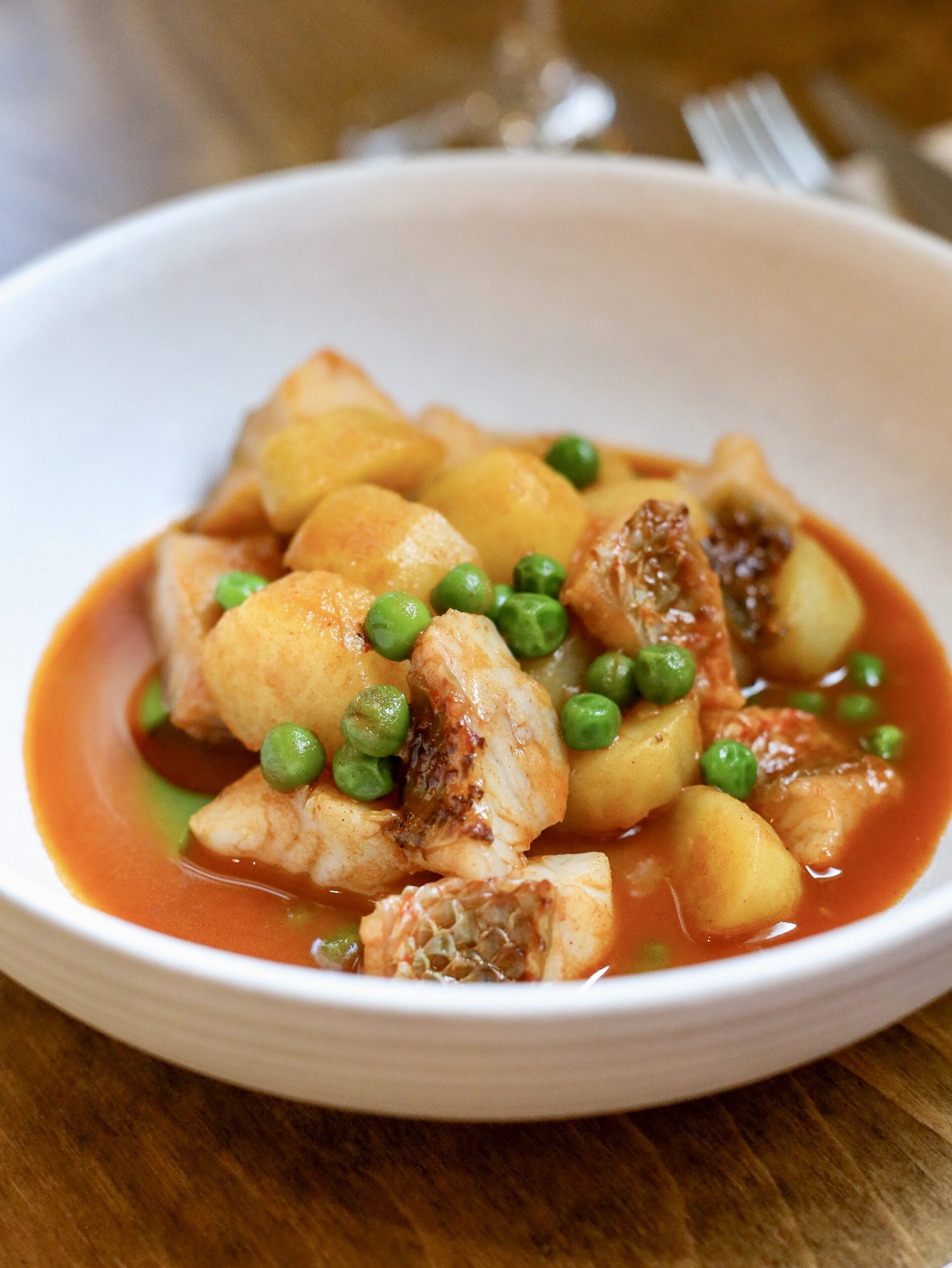 Caldeirada de pinto con patatitas, guisantes y ajada de Sinxelo