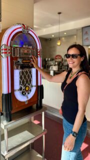 🎶 Sweet Home Alabama de fondo y un diner americano frente a Riazor. 
Ayer estuve en la inauguración de @ruta76_riazor, un nuevo sitio que abre en Coruña con bagels, burgers, smoothies... y ese punto nostálgico de los diners de toda la vida, pero con vistas al mar. 
 
Probé un par de bagels y perritos y me quedé con ganas de volver para seguir descubriendo la carta 🌊 
 
Si os gusta probar sitios nuevos, tomad nota porque la apertura oficial es mañana, miércoles 1 de julio. 
 
¡Mucha suerte en esta nueva aventura!