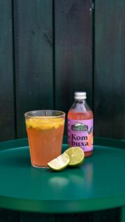 Recetita con @xanceda!  
Mango congelado, lima y su Kombuxa Pasión Tropical ✨ 
 
Corta y congela el mango, añade gajos de lima al fondo del vaso, sirve la kombucha e incorpora el mango para conseguir una bebida refrescante, afrutada y perfecta para estos días de calor! 

*Publi