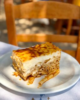 Los domingos tienen otro sabor en Grecia. 
Durante generaciones, el pastitsio ha ocupado un lugar especial en la mesa de muchas familias griegas.  
Aunque hoy puedes encontrarlo cualquier día de la semana en las tabernas, sigue siendo uno de esos platos que muchos asocian a la comida dominical. 
 
Y tiene sentido. Prepararlo lleva tiempo: pasta, carne picada cocinada lentamente con tomate y especias, una cremosa bechamel y un buen rato de horno hasta conseguir esa capa dorada tan característica. 
 
Más que una receta, el pastitsio forma parte de una costumbre que sigue muy viva: reunirse alrededor de la mesa, comer sin prisa y disfrutar de la sobremesa. 
 
 
*En esta publicación, el pastitsio es de “To Tsikali” en la playa de Vathi. 
📍 Isla de Sifnos 🇬🇷