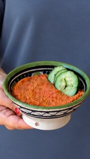 Este dip de pimientos asados se prepara en dos minutos, está buenísimo y es perfecto para picar entre horas o como entrante. 
Yo lo acompaño con rodajas de pepino para hacerlo todavía más ligero, pero también queda genial con crackers o unas tostas. 
 
 Los ingredientes los encuentras en @gadis.supermercados   
 
• 80 g de requesón 
• 70 g de pimientos del piquillo 
• Pistachos al gusto 
• 1 cucharada de AOVE 
 
Solo tienes que triturarlo todo hasta conseguir una textura bien cremosa… ¡y listo! 
 
¿Te animas a probarlo?
