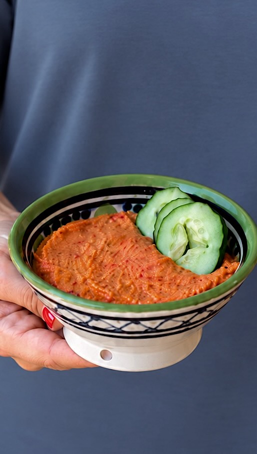 Este dip de pimientos asados se prepara en dos minutos, está buenísimo y es perfecto para picar entre horas o como entrante. 
Yo lo acompaño con rodajas de pepino para hacerlo todavía más ligero, pero también queda genial con crackers o unas tostas. 
 
 Los ingredientes los encuentras en @gadis.supermercados   
 
• 80 g de requesón 
• 70 g de pimientos del piquillo 
• Pistachos al gusto 
• 1 cucharada de AOVE 
 
Solo tienes que triturarlo todo hasta conseguir una textura bien cremosa… ¡y listo! 
 
¿Te animas a probarlo?