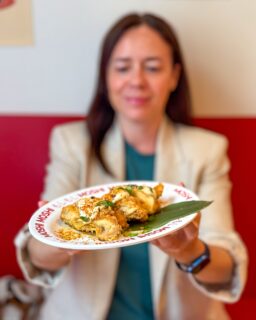 “Moshi moshi” en japonés significa algo así como “hola, hola”.
Y después de comer aquí, tiene bastante sentido que se llame así.
Porque en cuanto cruzas la puerta te olvidas del sushi rápido (no lo esperes porque no lo hay en carta) y empiezas a sentir que estás en una pequeña casa japonesa donde la comida reconforta de verdad.

Hace un año que @moshimoshi.es abrió en Coruña apostando por una propuesta distinta: cocina japonesa más casera, más callejera y novedosa en la ciudad, trabajando además con proveedores locales.

Probamos su Chicken Sando para empezar, seguido del Kake Udon, el Hangabu Sando y el Chikin Katsu Don. Platos contundentes y generosos en cantidad. 

Y para terminar: mochi del día de mango y coco y su tarta de queso de pistacho.

En resumen, Japón, pero desde el lado más cotidiano y cómodo de la mesa.
Totalmente recomendable. 

📍C/ Riego de Agua, 2 
🐾 Dog friendly
*invitación