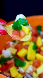 Una ensalada fresca, rápida y perfecta para este verano ☀️ 
 
Para prepararla me pasé por mi @gadis.supermercados de confianza a por todos los ingredientes y este fue el resultado 👇 
 
Para 1-2 personas: 
 
* 100-110 g de gambones 
* 150 g de mango 
* 120 g de tomate (tipo Raf) 
* Un poco de cilantro fresco, al gusto  
* El zumo de medio limón  
* Un puñado de totopos  
* Sal 
 
Elaboración: 
 
Cocina los gambones en agua con sal y deja enfriar. Una vez pelados, corta en trozos y añade a un bol.  
Corta el mango y el tomate en dados y deshoja el cilantro. 
Aliña con zumo de limón y sal. 
Acompaña con unos nachos para darle ese punto crujiente. 
 
*Publi