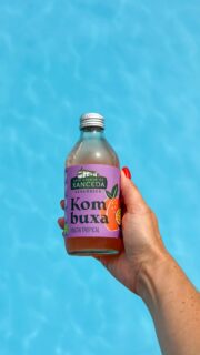 Enganchada es poco... 🫣 Desde que probé la nueva Kombuxa Paixón Tropical de @xanceda, se ha convertido en mi sombra oficial para todo!  
 
100% ecológica, gallega y es un refresco sano  para este verano 😎 
¿Ya la habéis probado?  
 
 
*Publi