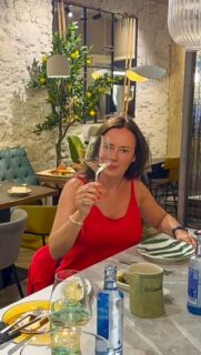 Charlatán se transformó ayer y ahora es @sr.limon_barraabierta 🍋 
 
@alvarovictorianochef ha renovado el local, que ahora se siente más amplio, luminoso y abierto, con un par de barras que invitan a quedarse y una carta donde los pescados y las verduras ganan más protagonismo en la parrilla que antes.  
 
Tomamos:  
*Gilda Sr. Limón, de atún rojo salvaje 🔝 
*Pincho del marqués, de solomillo de vaca, foie y trufa 🔝 
*Berberechos gordos de Noia a la brasa 🔝 
*San Martiño a la brasa con pimientos rojos asados y pilpil 🔝 
 
Y, por supuesto, dejamos hueco para el postre: la Tarta de chocolate con chantilly 🔝 y la ya famosa Tarta de queso Idiazábal 🔝 
 
En plena calle Galera, @sr.limon_barraabierta ya tiene un hueco entre nuestras direcciones favoritas. Nos ha encantado este cambio y os lo recomiendo al 100 %. Volveremos seguro!  
 
*En el vídeo salen tambien unos huevos rotos con guanciale de @fenrod, nuestro compi de barra anoche. ¡Bonita coincidencia!  
 
 
𝘐𝘯𝘷𝘪𝘵𝘢𝘤𝘪ó𝘯