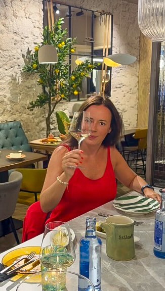 Charlatán se transformó ayer iniciando una nueva etapa bajo el nombre de @sr.limon_barraabierta 🍋 
 
@alvarovictorianochef ha renovado el local, que ahora se siente más amplio, luminoso y abierto, con un par de barras que invitan a quedarse y una carta donde los pescados y las verduras ganan más protagonismo en la parrilla que antes.  
 
Tomamos:  
*Gilda Sr. Limón, de atún rojo salvaje 🔝 
*Pincho del marqués, de solomillo de vaca, foie y trufa 🔝 
*Berberechos gordos de Noia a la brasa 🔝 
*San Martiño a la brasa con pimientos rojos asados y pilpil 🔝 
 
Y, por supuesto, dejamos hueco para el postre: la Tarta de chocolate con chantilly 🔝 y la ya famosa Tarta de queso Idiazábal 🔝 
 
En plena calle Galera, @sr.limon_barraabierta ya tiene un hueco entre nuestras direcciones favoritas. Nos ha encantado este cambio y os lo recomiendo al 100 %. Volveremos seguro!  
 
*En el vídeo salen tambien unos huevos rotos con guanciale de @fenrod, nuestro compi de barra anoche. ¡Bonita coincidencia!