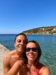 Y hasta aquí, la experiencia de este verano en Grecia. 
Cinco semanas, seis islas y una colección de recuerdos que va mucho más allá de todo lo que he compartido por aquí. 
 
Gracias, Grecia, por acogernos un año más. Por tus aguas transparentes, tus pueblos blancos, las sobremesas sin prisa, los amigos hechos por el camino y esa forma tan tuya de hacernos sentir en casa. 
 
Volvemos, como siempre, con el corazón lleno y una parte de nosotros todavía allí. 
 
Τα λέμε σύντομα 🩵🇬🇷