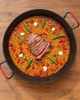 Hace tres años estuvimos en la inauguración de @descubreoculto_ y hoy hemos vuelto, esta vez con la intención de descubrir algunas de sus propuestas gastronómicas. 
 
Una de las particularidades de este espacio es que puedes elegir entre diferentes cocinas y combinar platos de estilos muy distintos en una misma comida. 
 
Nosotros empezamos con taco de cochinita pibil, continuamos con un arroz de secreto ibérico y espárragos trigueros, seguimos con un chuletón de ternera gallega y pusimos el toque dulce con tarta de queso.  
 
Una forma de disfrutar de distintas propuestas gastronómicas sin salir de un mismo espacio, en el centro de Coruña (zona Panaderas). 
 
📍 Podéis acercaros los viernes por la noche, sábados para comer y cenar y domingos al mediodía.  
También abren las vísperas de festivos por la noche y los festivos para el almuerzo. 
 
📲La carta la tenéis en el enlace de la biografía de @descubreoculto_

*Invitación