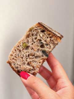 ¿Cuántas cosas puede contar una rebanada de pan? Bastantes más de las que imaginamos.  
 
Ayer descubrí algunas de ellas de la mano de Miguel Beade, maestro panadero al frente de @panaderiamercedes, en Carral, y reconocido con tres estrellas en el certamen 50 Panaderos Top de España. 
 
Una cata en la que nos ha hablado de harinas, masas y tradición e innovación, mientras descubríamos elaboraciones como estas: 
 
•Bolla gallega, elaborada con masa madre de fermentación láctica. 
 
•Chapata gallega, preparada con levadura. 
 
•Pan de aceitunas verdes, negras y nueces, elaborado con masa madre. 
 
•Pan de curry con pasas y nueces, una combinación de sabores de lo más curiosa. 
 
•Brioche francés, con un 45 % de mantequilla, miel en lugar de azúcar y una mezcla de masa madre y levadura. 
 
•Pan con un 50 % de harina integral, cacao puro, virutas de cacao y nueces. 
 
Está claro que el pan no solo acompaña a la comida: también merece que nos detengamos a descubrir todo lo que hay detrás de cada elaboración. 

Gracias por una cata tan amena y deliciosa! 😋